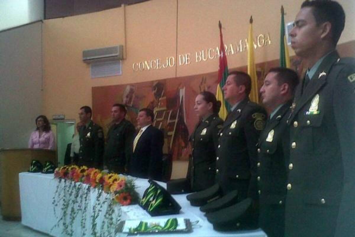 Policías que prestan seguridad en el Concejo recibieron Orden al Mérito.(Foto: Ana María Valencia/VANGUARDIA LIBERAL)