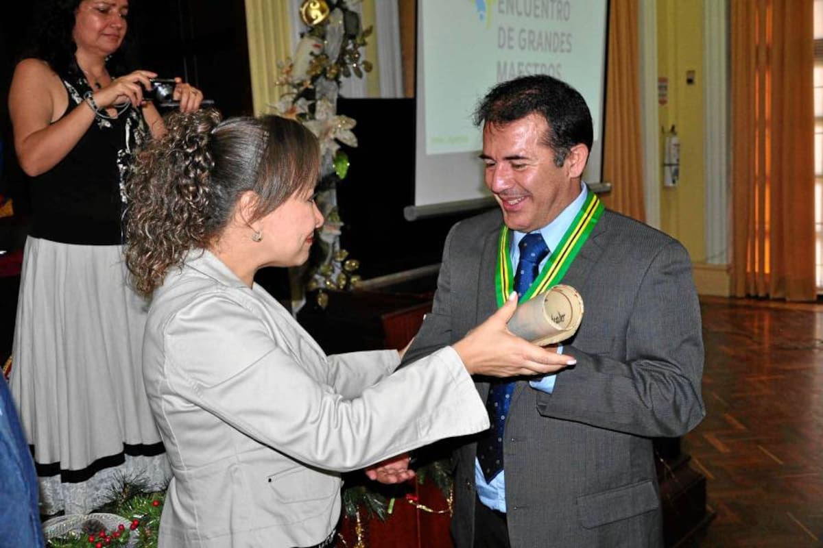 El Gran Maestro 2011 fue homenajeado por la Gobernación de Santander. (Foto: Cortesía/ VANGUARDIA LIBERAL)