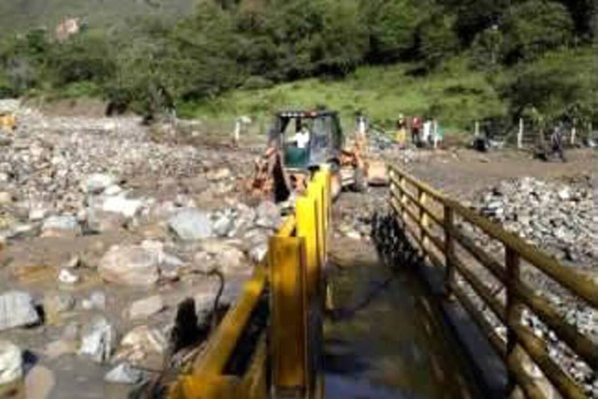Se han presentado constantes derrumbes en la vía que comunica San Joaquín -Onzaga, afectando la movilidad en esta zona. (Foto: Suministrada /VANGUARDIA LIBERAL)