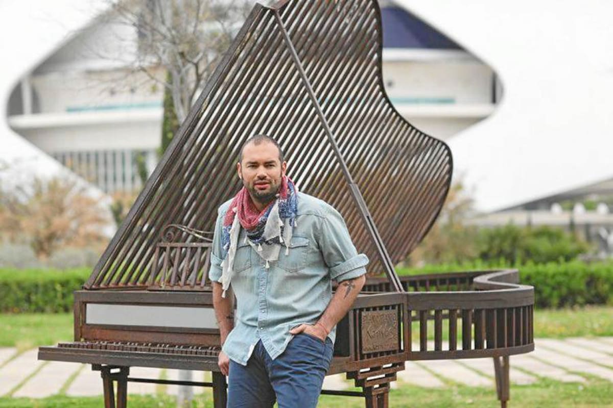 Santiago Cruz, un cantautor canción por canción