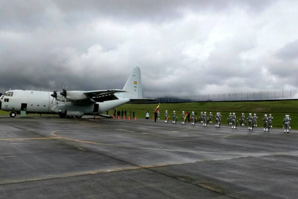 Con calle de honor despidieron a bolivianos víctimas de accidente aéreo (Foto: Tomada de Twitter: @FuerzaAereaCol /VANGUARDIA LIBERAL)