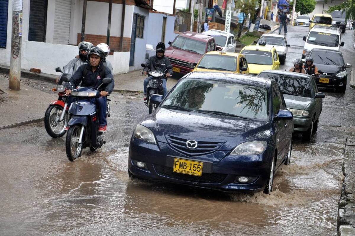 Hay 35 huecos en solo 300 metros de una calle en Floridablanca (Foto: DIDIER NIÑO/VANGUARDIA LIBERAL)