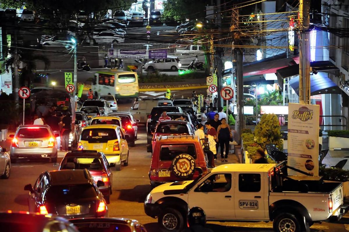 Las vías de Cañaveral siguen siendo parqueaderos públicos (Foto: Didier Niño/VANGUARDIA LIBERAL)