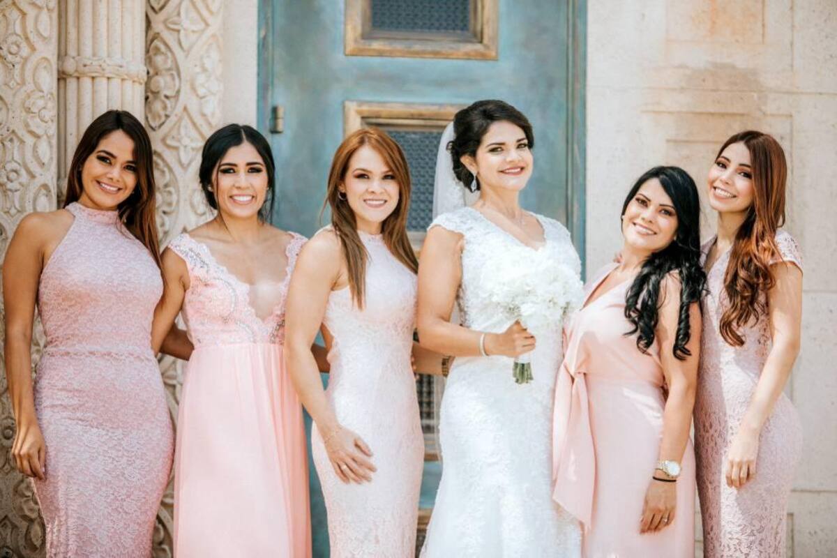Eliana Andrea Blanco Quintero y Carlos Leonet Ardila Pérez, dieron el sí el pasado 7 de julio. En la foto, la novia posa junto a sus damas de honor, quienes la acompañaron en este importante día, de principio a fin. (Foto: Carlos Mateus / Cortesía)