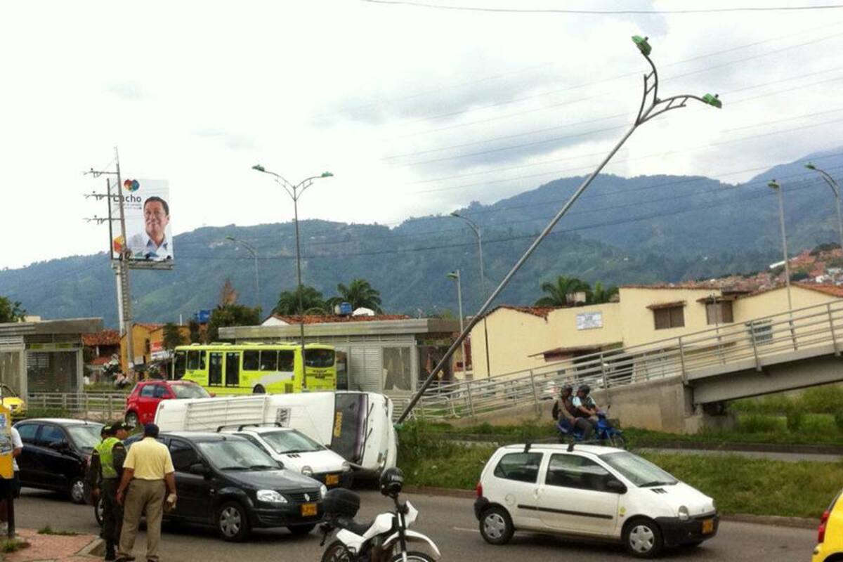 Cinco menores heridos dejó accidente con buseta escolar en la autopista (Foto: Suministrada Daniel Serrano/VANGUARDIA LIBERAL)