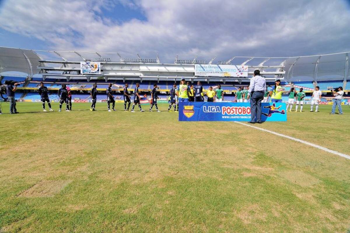 El mal estado de la grama del estadio Pascual Guerrero de Cali es evidente, luego de que el fin de semana se realizara allí el Festival Petronio Álvarez. (Foto: Colprensa/ VANGUARDIA LIBERAL)
