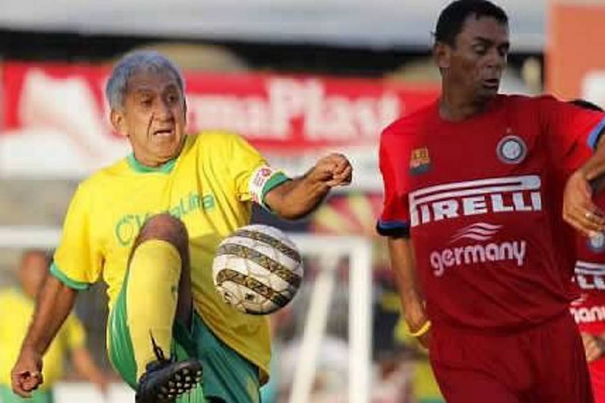 Como es costumbre, fin de año que se respete tiene su ‘Día del Fútbol Santandereano’; una bonita jornada para volver a ver en ‘vivo y en directo’ a varias de esas viejas glorias que hicieron parte del Atlético Bucaramanga, y que aún son recordados por esas buenas tardes de fútbol brindadas a los aficionados bumangueses. (Foto: Archivo/VANGUARDIA LIBERAL)