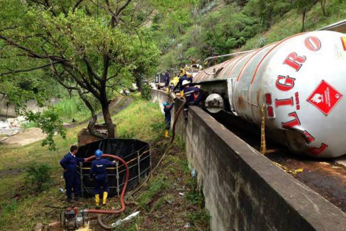 Continúa declaratoria de emergencia tras derrame de combustible en el Río Manco (Foto: MARCO VALENCIA/VANGUARDIA LIBERAL)