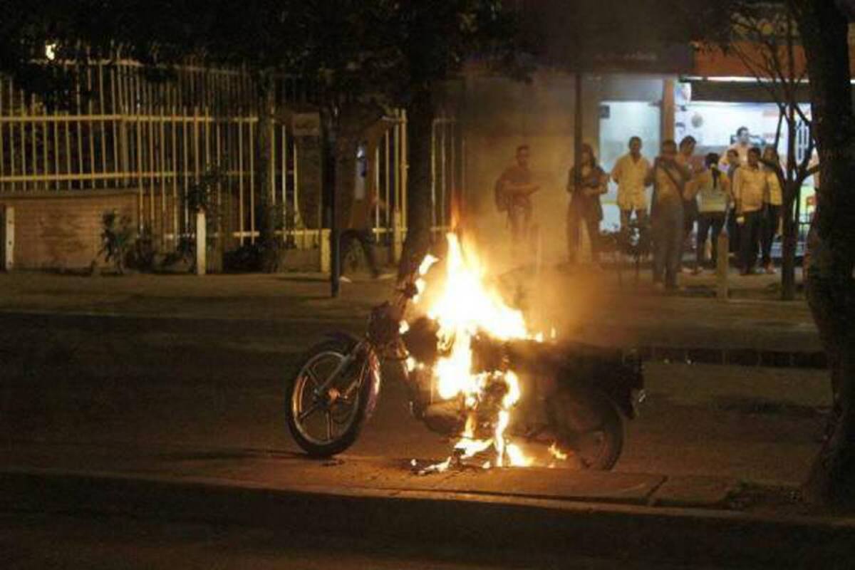 Video registró moto de ladrones quemada por habitantes en Bucaramanga (Foto: Suministrada/ VANGUARDIA LIBERAL)