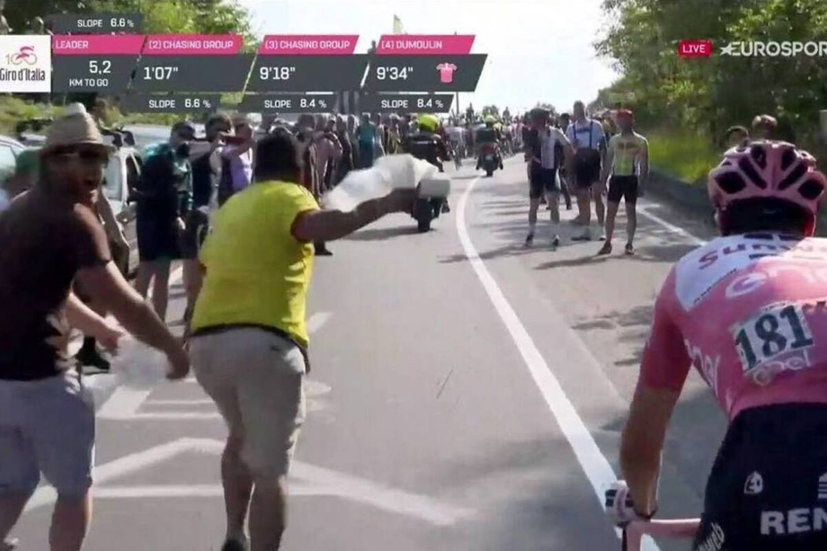 Vea al colombiano que ofreció papel higiénico a Dumoulin en el Giro de Italia (Foto: TOMADO DE TWIITER/VANGUARDIA LIBERAL)