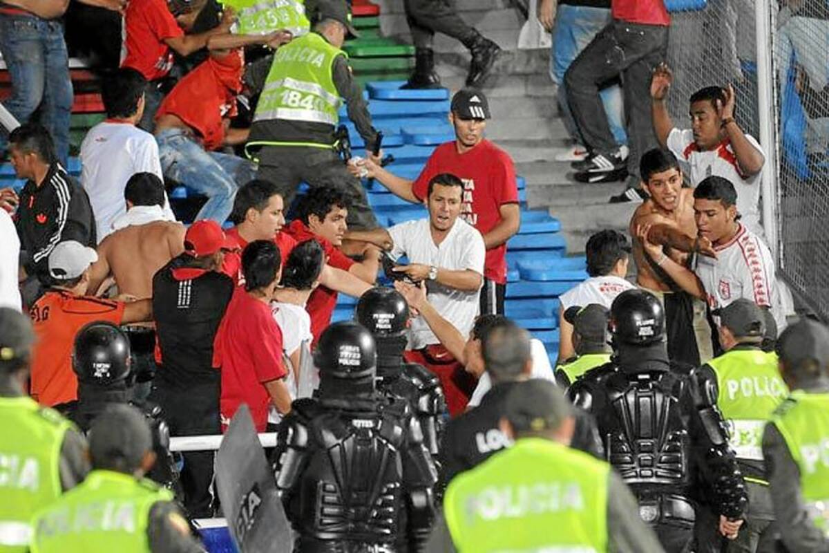 15 lesionados dejaron disturbios en Cali por descenso del América (Foto: Colprensa/VANGUARDIA LIBERAL)