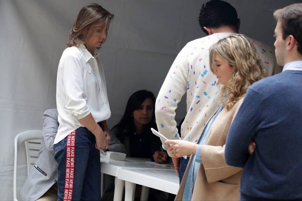 'Tutina' se robó la atención con los jeans que lució en su puesto de votación (Foto: Tomada de Twitter: @Pilimoon8 /VANGUARDIA LIBERAL)