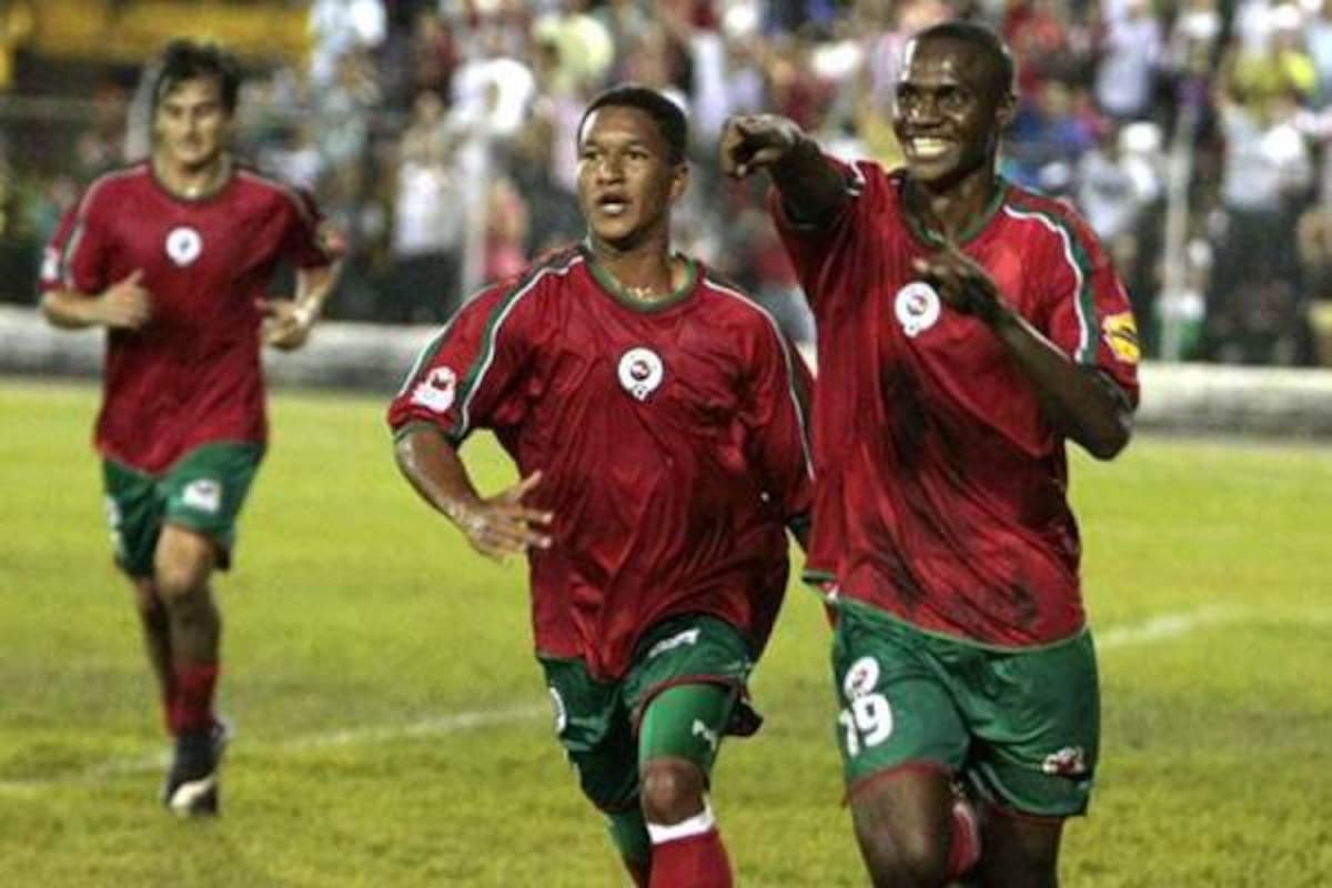 El 'Tigrillo' Castillo (der.) es bien recordado en Bucaramanga, pues marcó dos de los tres goles con que Cortuluá goleó al Atlético en la final del Torneo de Ascenso de 2009. Ahora defenderá el 'amarillo'. (Foto: Tomada de Internet / VANGUARDIA LIBERAL )