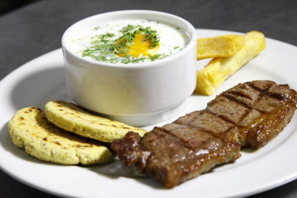 Aprenda a preparar el mejor desayuno típico santandereano: caldo, arepa y carne asada