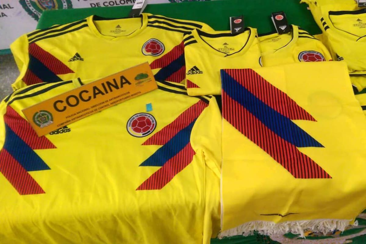 Pretendían enviar 14 camisetas de la Selección Colombia con cocaína a Holanda (Foto: Tomada de Twitter: @PoliciaAntiNar /VANGUARDIA LIBERAL)
