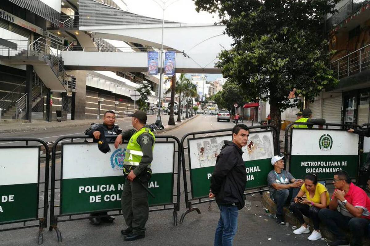 Adelantan fuerte operativo en busca de contrabando en San Andresito La Isla de Bucaramanga (Foto: SUMINISTRADA /VANGUARDIA LIBERAL)