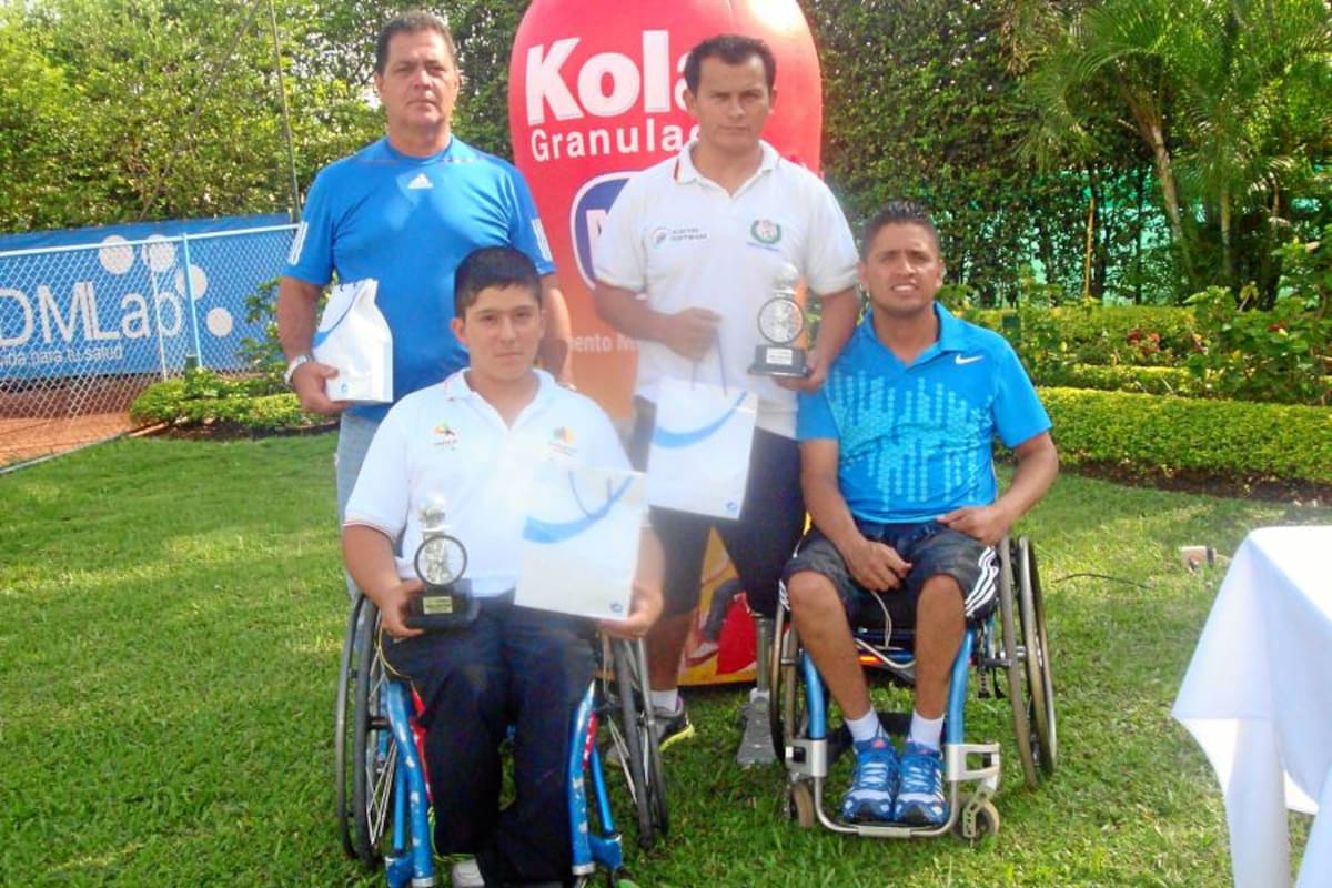 William Leguizamón( entrenador), Mauricio Vega, Juan Sebastián Gutiérrez (silla) y Emiro Peña (silla). (Foto: Suministrada/ VANGUARDIA LIBERAL)