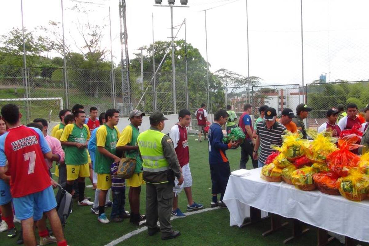 En Floridablanca cambiaron las armas por implementos deportivos (Foto: Suministrada/VANGUARDIA LIBERAL)