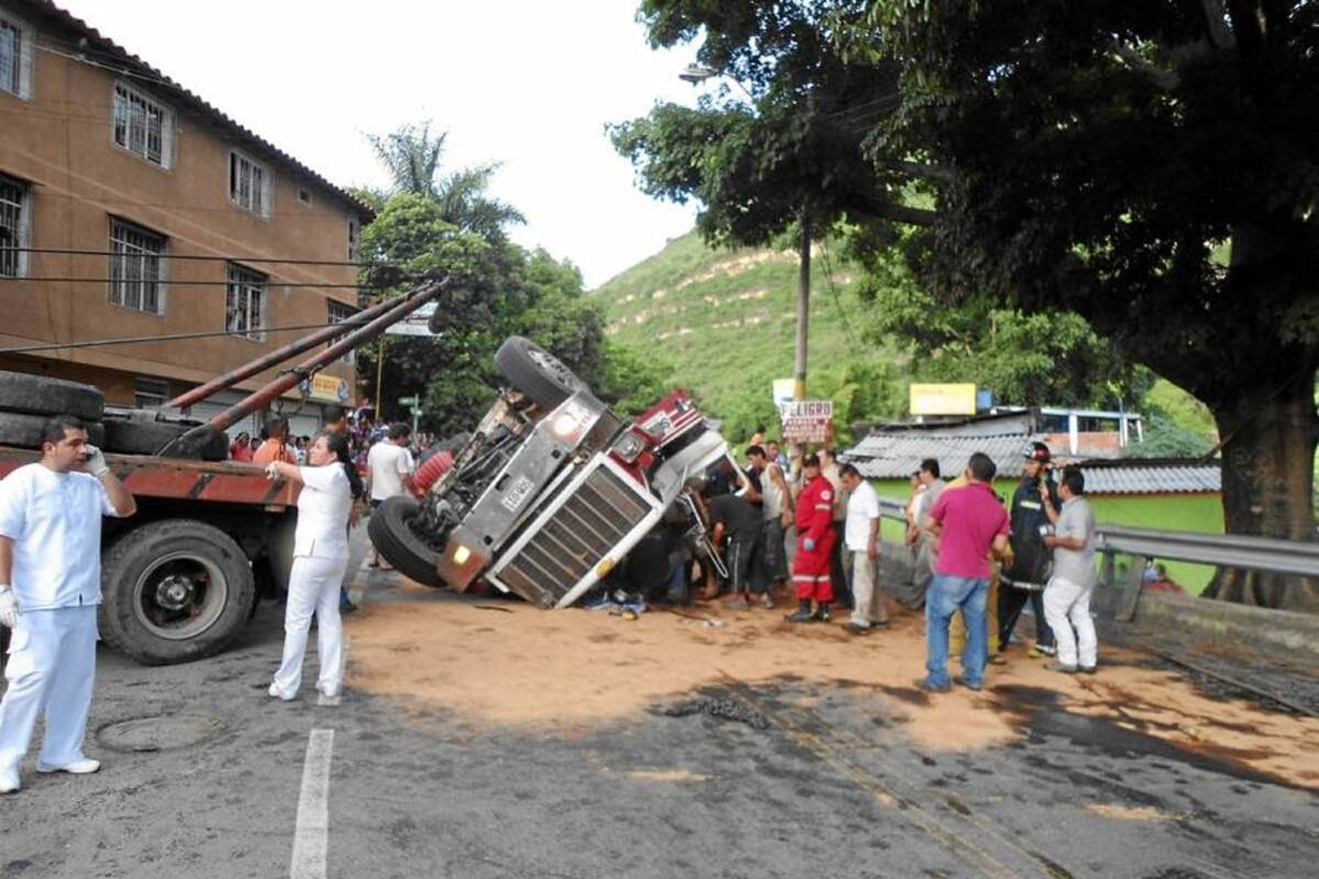 Accidente de un tractocamión en San Gil dejó dos muertos y cuatro heridos (Foto: Suministrada)