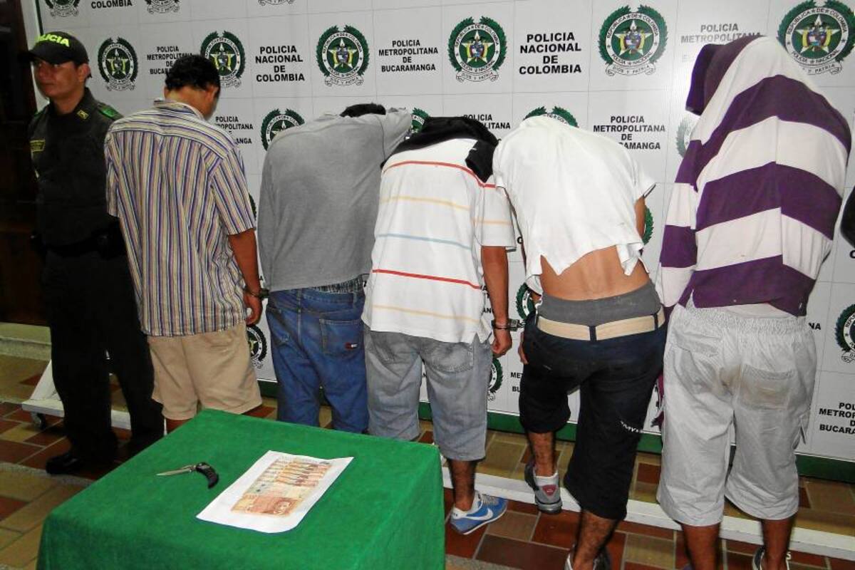 Aprehendidas dos adolescentes y cinco hombres por hurto a taxista en Floridablanca (Foto: Suministrada Policía Metropolitana)