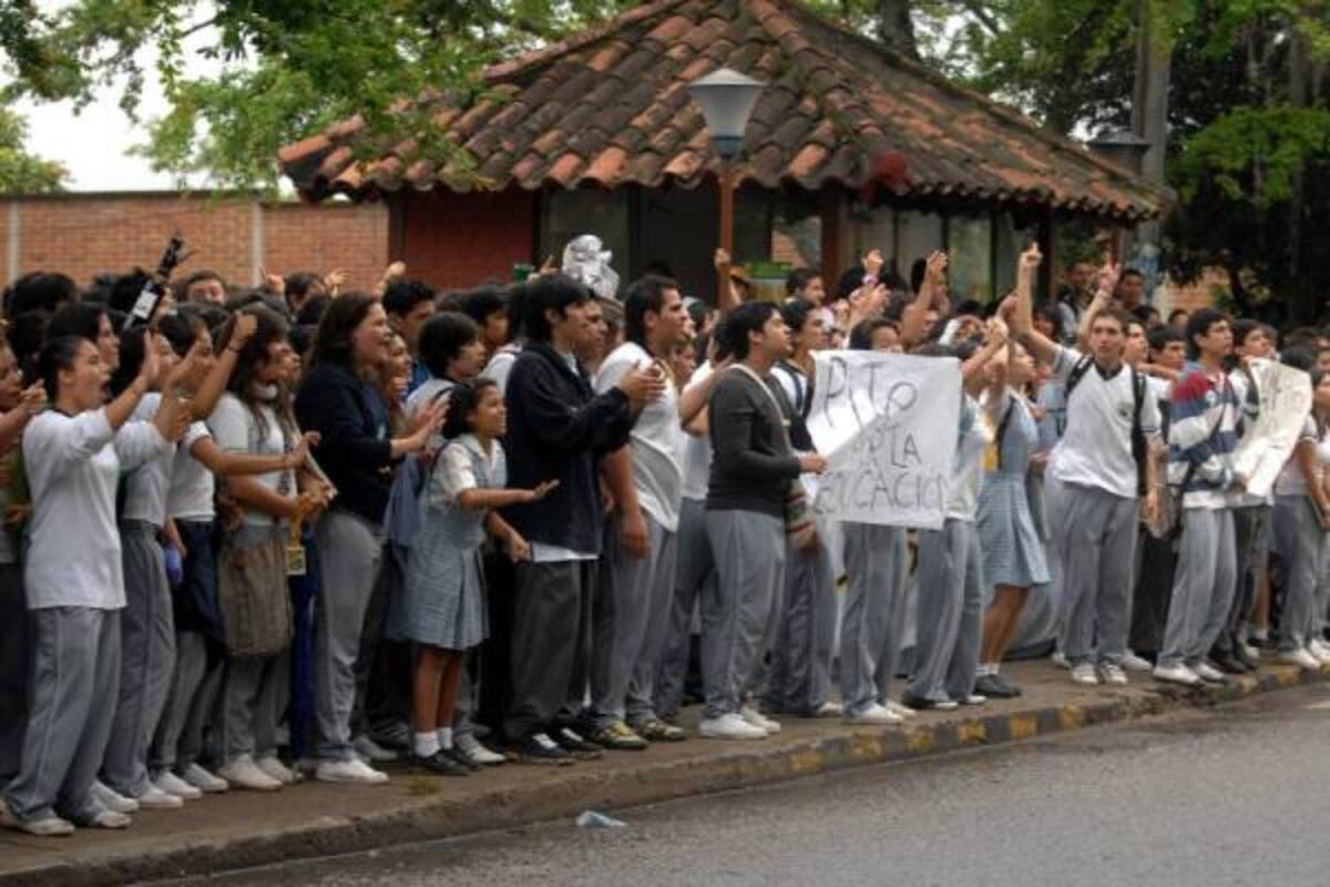 Cerca de 200 estudiantes del Inem alzan de nuevo sus voces a esta hora frente a la Alcaldía de Bucaramanga para protestar contra un recorte de personal docente y la medida de fusionar varios grupos de la institución.(Foto: Archivo/ VANGUARDIA LIBERAL)