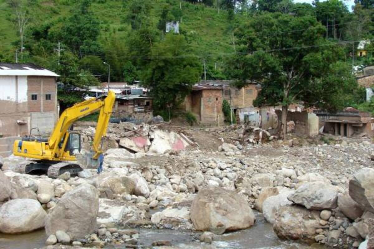 Trabajos para canalizar la quebrada Las Cruces.