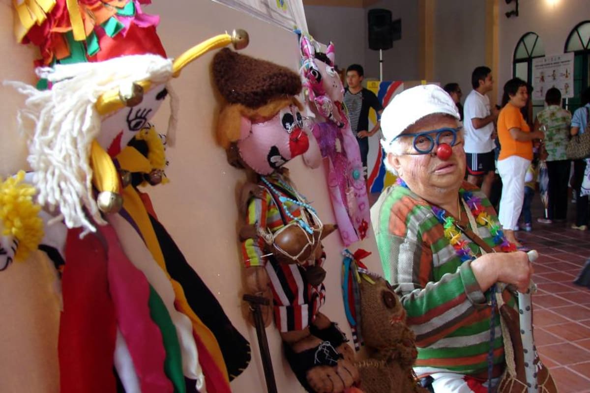 Este fue el muñeco de la felicidad que ganó en Contratación. Al fondo, José María Ramírez, el hombre que inspiró el muñeco. (Foto: Xiomara Montañez/ Vanguardia Liberal)