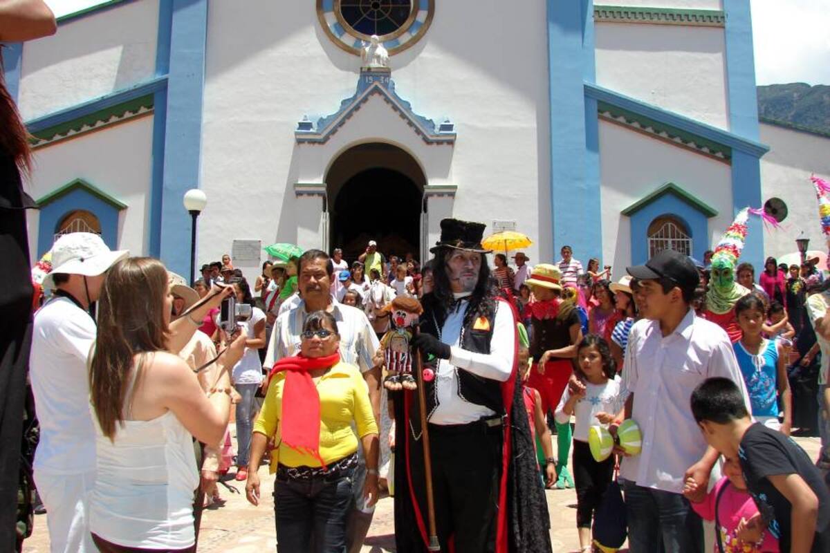 Habitantes de Contratación sepultan a su muñeco de la felicidad (Foto: Xiomara Montañez/ Vanguardia Liberal)