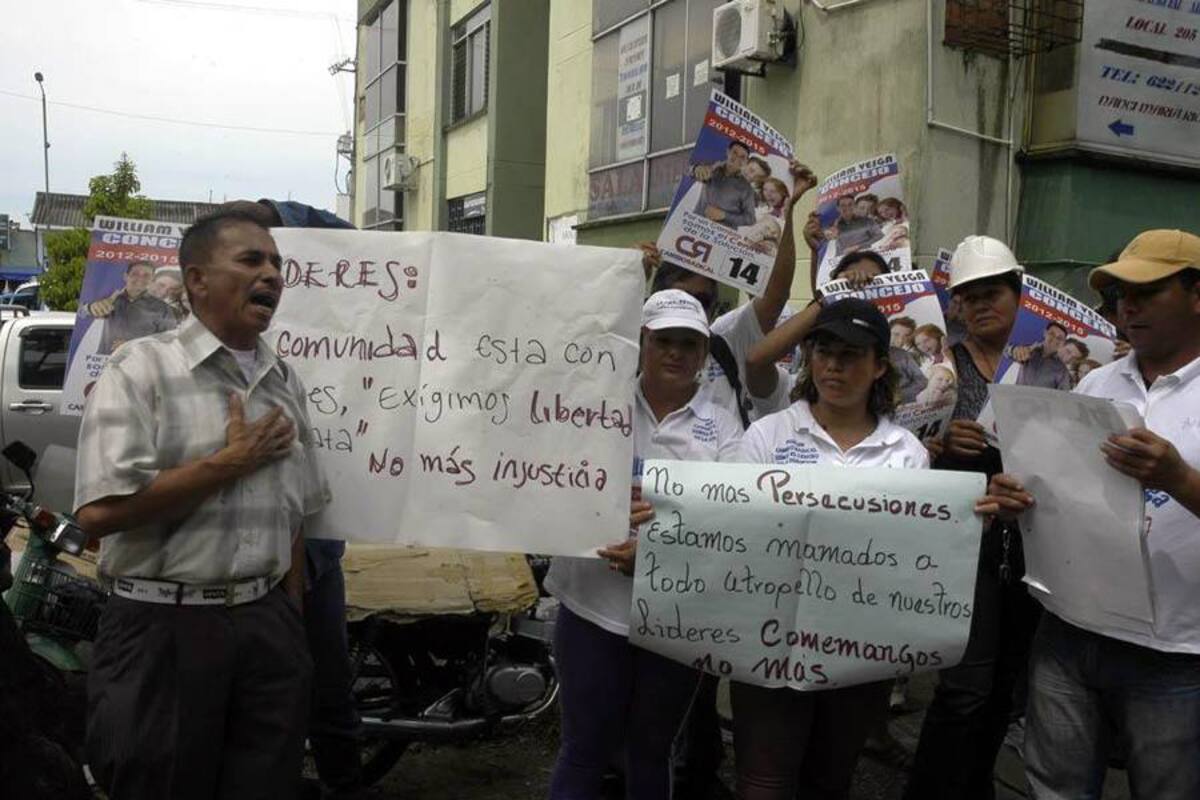 Seguidores de los políticos reclaman su libertad. (Foto: Edgar Pernet/Vanguardia Liberal)