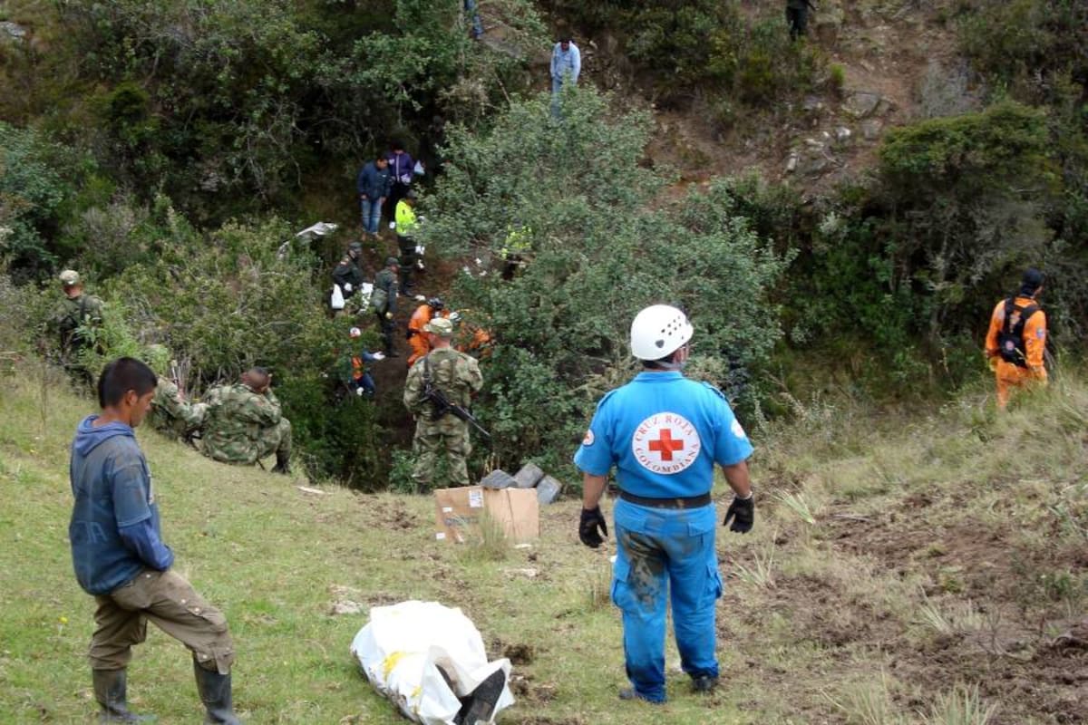 Los primeros reportes de las autoridades señalan que el trágico accidente ocurrió luego de otro vehículo invadiera el carril por donde transitaba el camión que por tratar evitar la colisión se salió de la vía y rodó por el abismo. (Foto: Colprensa / VANGUARDIA LIBERAL)