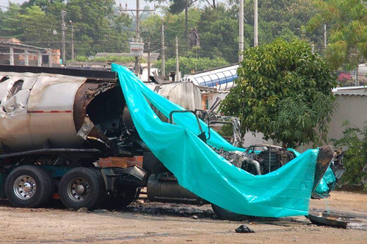 Este fue el vehículo pesado que explotó el pasado miércoles en la noche. (Foto: Édgar Pernett/ VANGUARDIA LIBERAL)