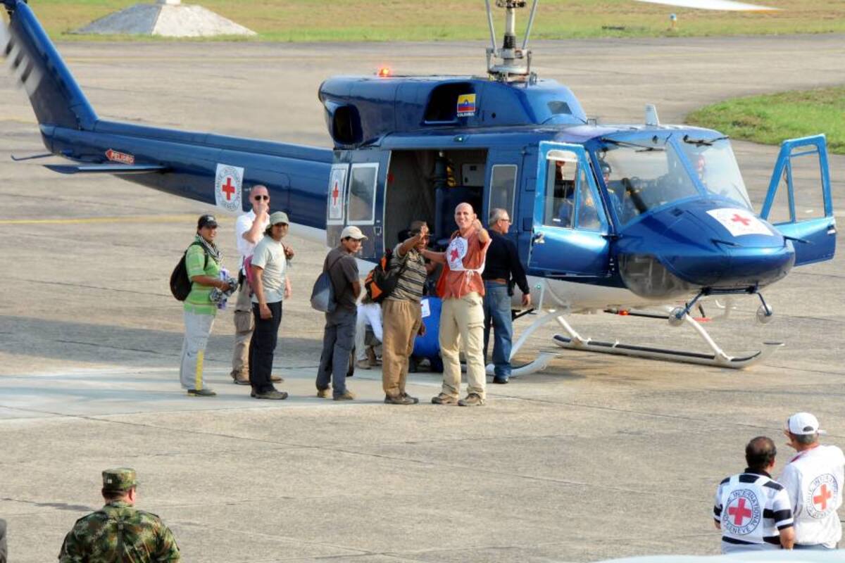 Cerca de las 4:14 de la tarde de este viernes el helicóptero con insignias de la Cruz Roja aterrizó en el aeropuerto Yariguíes de Barrancabermeja, donde se transportaban los cinco liberados por el Eln tras su secuestro en el sur de Bolívar. (Foto: Emmanuel Pérez Ortegón/ VANGUARDIA LIBERAL)