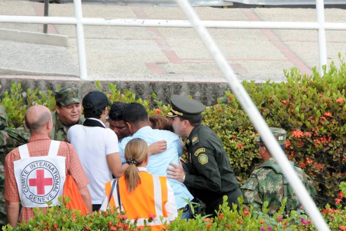 Cerca de las 4:14 de la tarde de este viernes el helicóptero con insignias de la Cruz Roja aterrizó en el aeropuerto Yariguíes de Barrancabermeja, donde se transportaban los cinco liberados por el Eln tras su secuestro en el sur de Bolívar. (Foto: Emmanuel Pérez Ortegón/ VANGUARDIA LIBERAL)