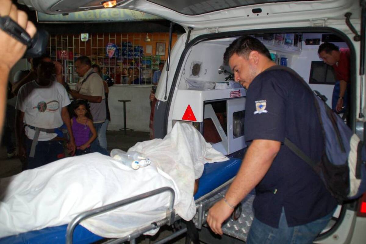Cubierto por una sábana blanca, fue traslado a Bucaramanga el menor que resultó con una herida en el cráneo. (Foto: Édgar Pernett/VANGUARDIA LIBERAL)