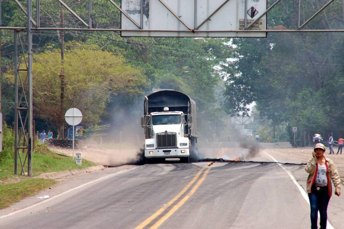 Quemaron tractomula en vía a la Costa y marcha bloqueó el tránsito a Bucaramanga (Foto: Archivo/VANGUARDIA LIBERAL)