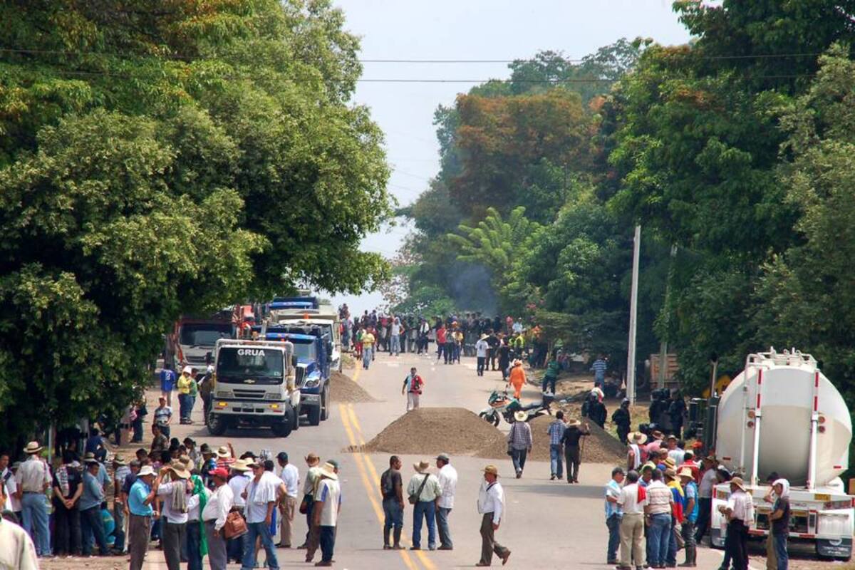 Volqueteros se apostan para cerrar vía a la Costa y a Puerto Boyacá (Foto: Archivo/VANGUARDIA LIBERAL)