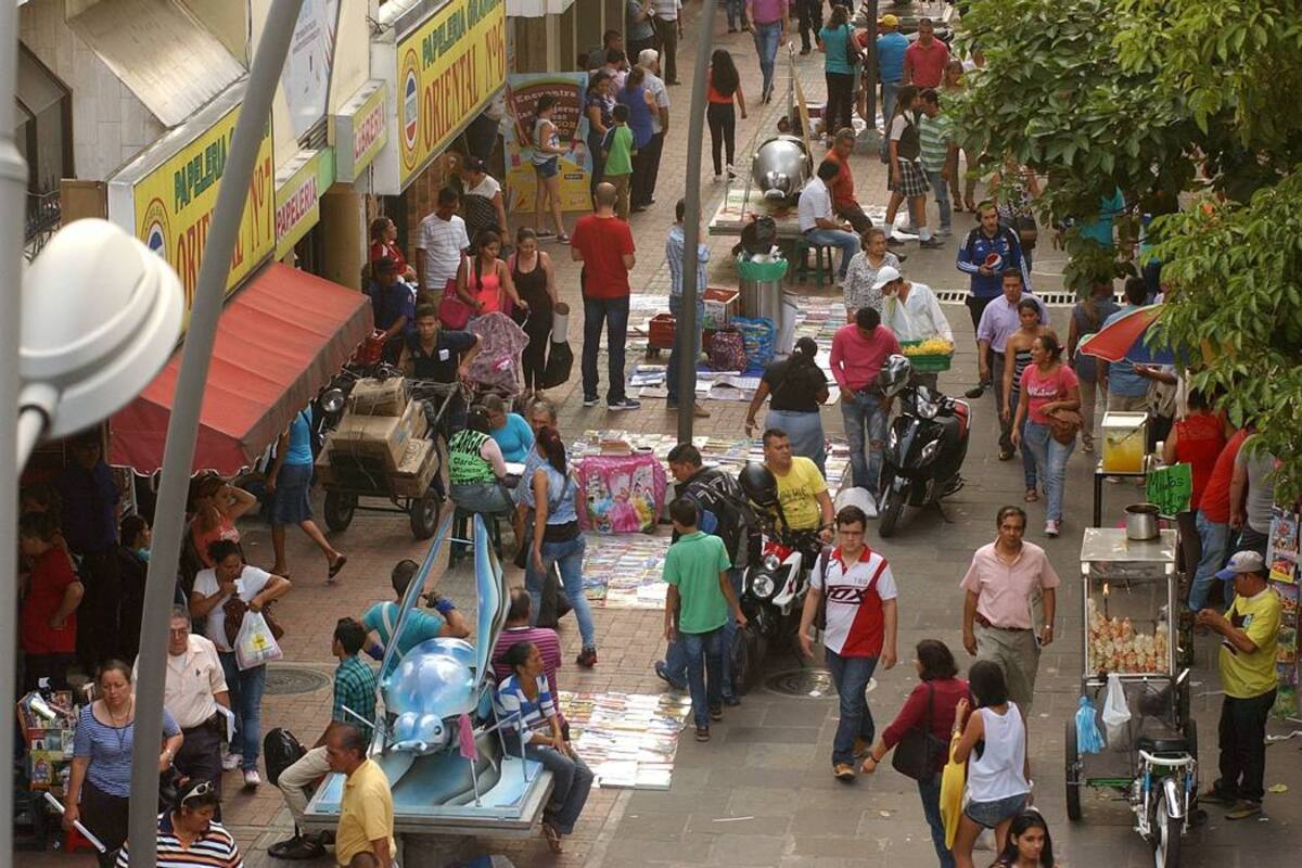 Regresaron los vendedores ambulantes al Paseo del Comercio de Bucaramanga (Foto: JAIME DEL RÍO/ VANGUARDIA LIBERAL)
