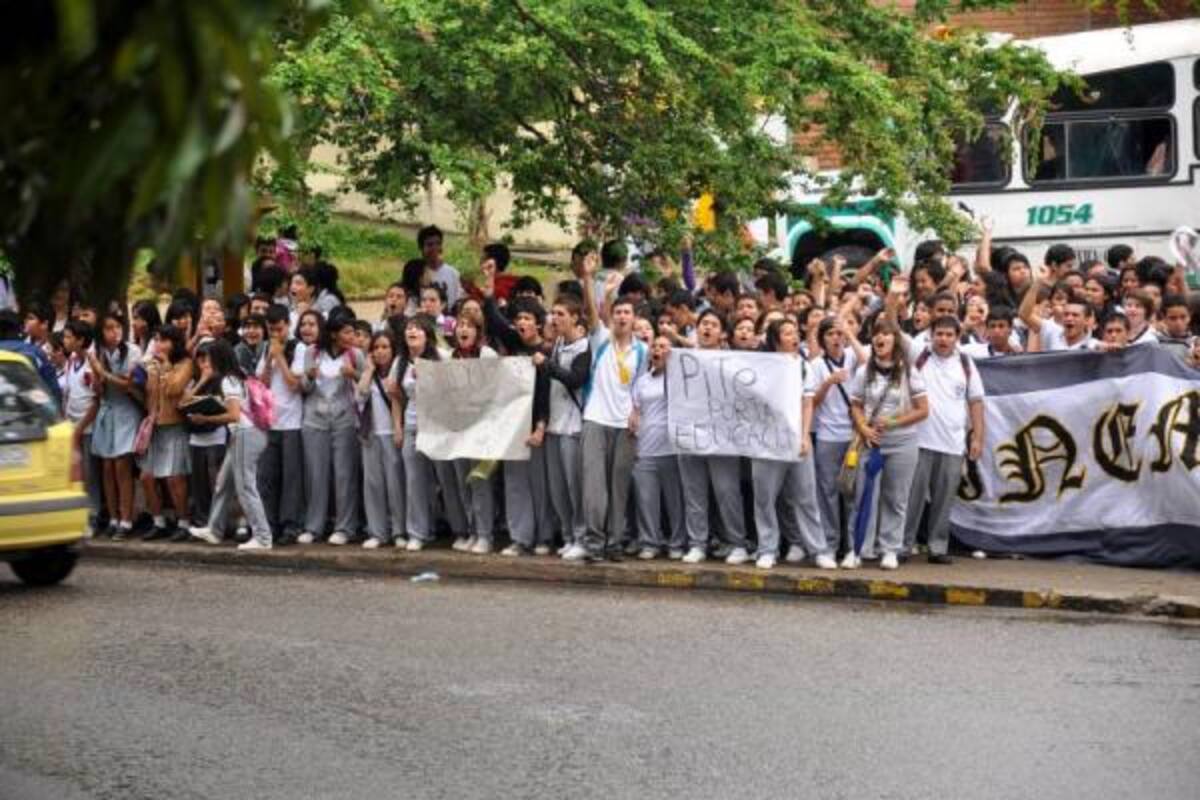 Según información suministrada por uno de los estudiantes, la administración municipal y la rectoría del plantel pretenden hacer una reforma que implicaría la fusión de varios salones, que ya tienen problemas de hacinamiento con aproximadamente 40 estudiantes por grupo, y aumentar el número a 50 o 60 alumnos por salón. (Foto: Suministrada por William Díaz/VANGUARDIA LIBERAL)