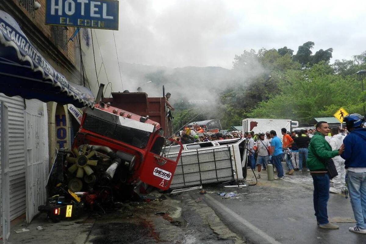Video registró al tractocamión sin frenos segundos antes de ocasionar el accidente en San Gil (Foto: César Flórez / Vanguardia Liberal)