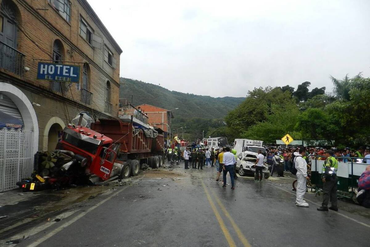 Entre pánico y conmoción, los habitantes de San Gil intentan auxiliar a las víctimas del accidente. (Foto: Archivo/VANGUARDIALIBERAL)