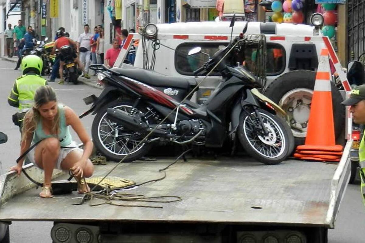 Mujer en Piedecuesta impidió retención de su moto bajándola de la grúa de la Policía