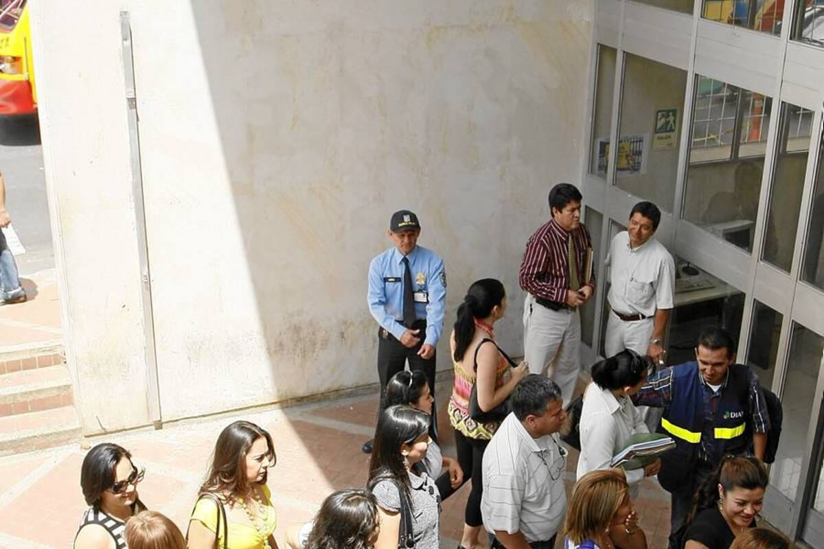 Muchas personas se acercan en estos días a la oficina principal de la Dian para actualizar su RUT, requisito para poder presentar la declaración de renta. (Foto: Archivo / VANGUARDIA LIBERAL)