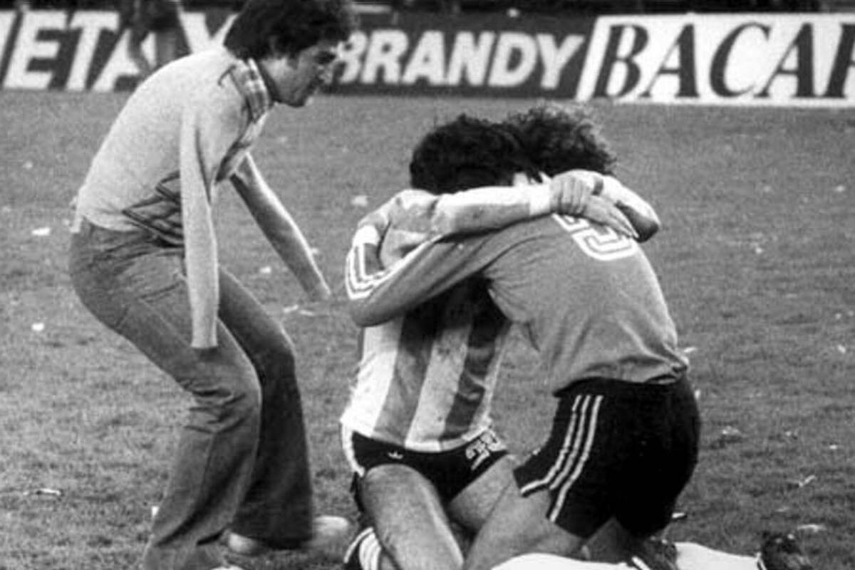 El ‘abrazo del alma’ del fútbol fue recreado 36 años después