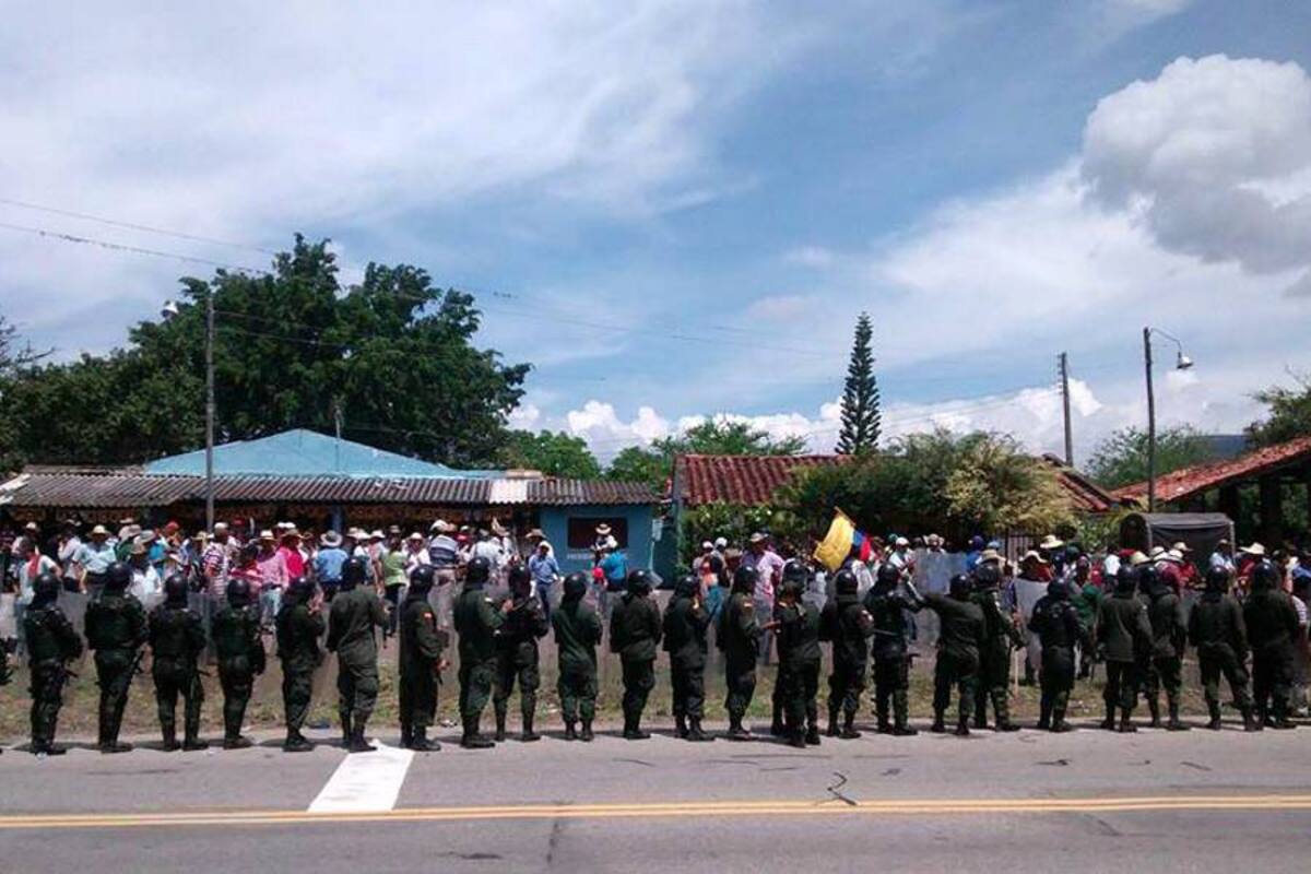 Tres heridos dejaron enfrentamientos entre Policía y campesinos en Santander (Foto: Suministrada @LACOMETA1072FM)
