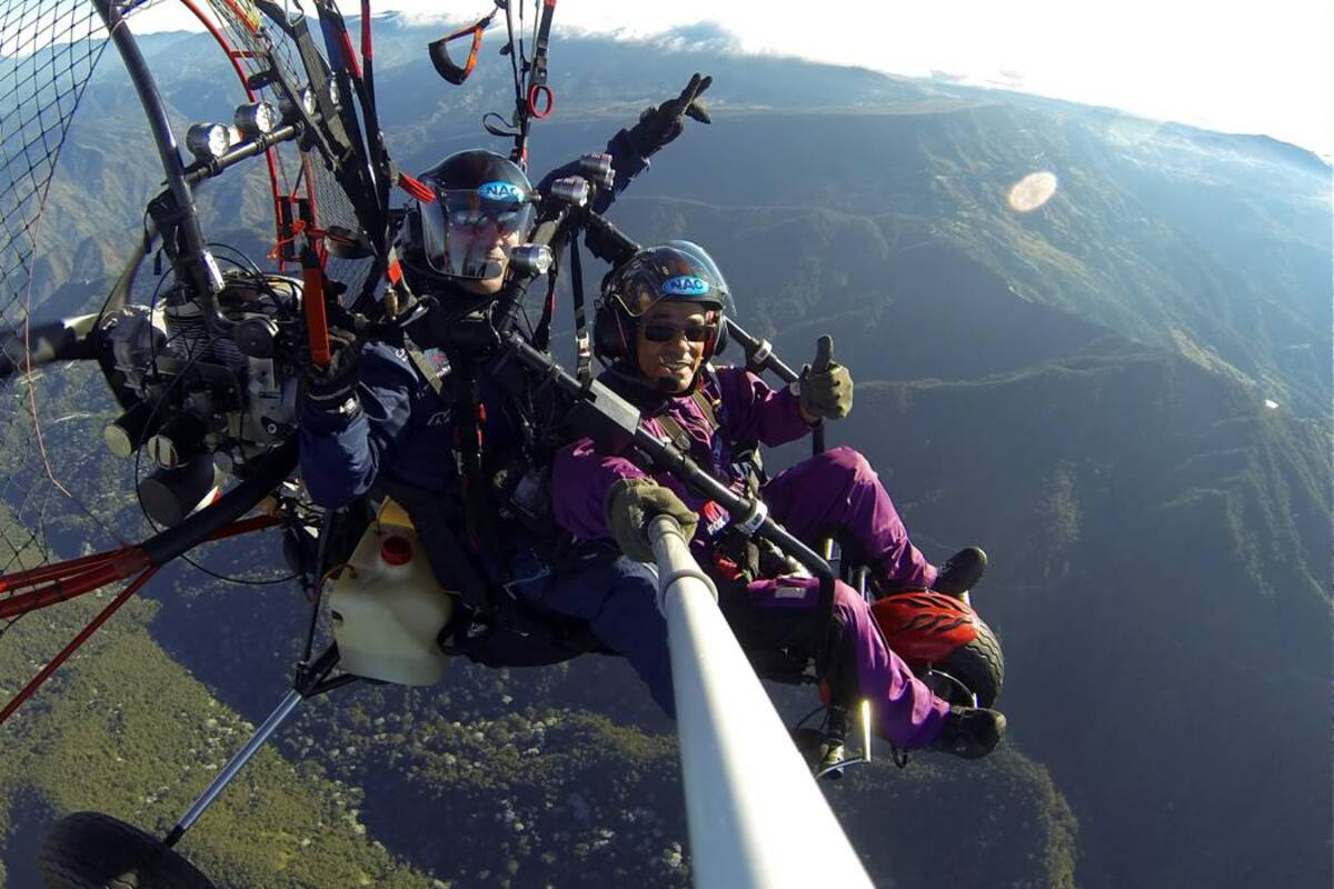 Fernando Gómez Flórez (atrás) y Carlos Cortés, fueorn los encargados de hacer este vuelo de a bordo de un trike que tiene motor y un parapente. (Foto: Suministrada/ VANGUARDIA LIBERAL)