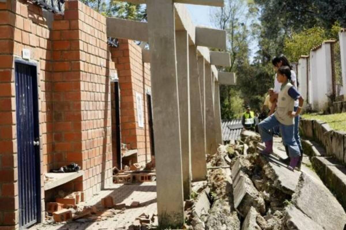 El terreno se abrió y generó alarma en la población. 30 viviendas quedaron destruidas y otras, como este colegio, bastante afectadas.(Foto: César Flórez / VANGUARDIA LIBERAL)