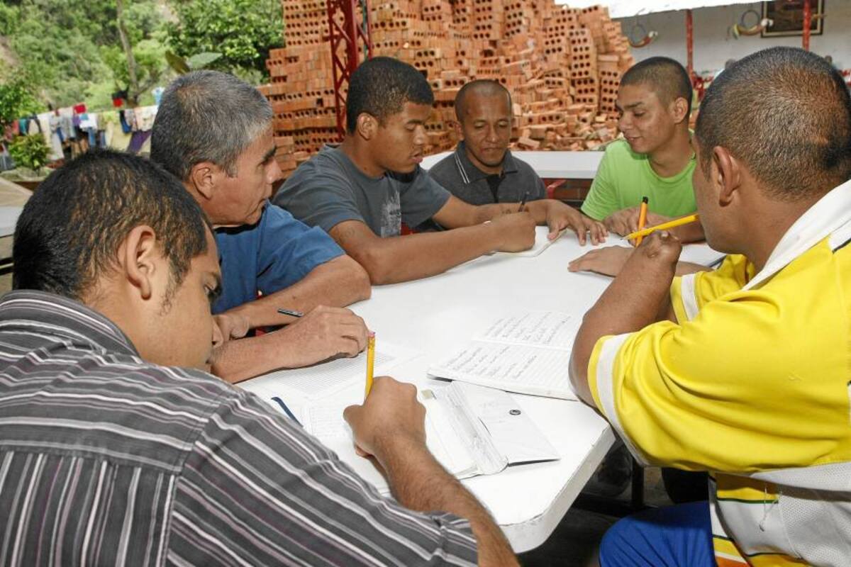 Los jóvenes del Centro de Rehabilitación Shalom, casa de paz, actualmente hacen ejercicios de alfabetización , además de estudios independientes. (Foto: ARCHIVOVANGURDIA LIBERAL)