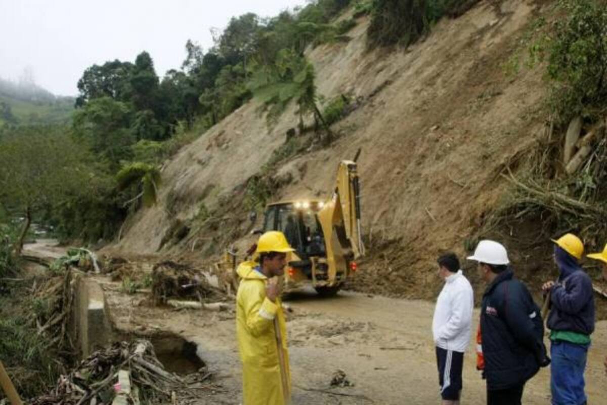 La comunicación entre Bucaramanga y Cúcuta vuelve a ser suspendida por cuenta de las lluvias y los grandes deslizamientos. El paso entre las dos capitales permanece suspendido desde las 3:00 a.m., de hoy sábado, ya que un gigantesco derrumbe mantiene el paso interrumpido, totalmente, entre el kilómetro 16 y el kilómetro 18, a la altura del sitio conocido como El Mortiño en territorio santandereano, según informó la Policía de Tránsito y Transporte. (Foto: Archivo/VANGUARDIA LIBERAL)