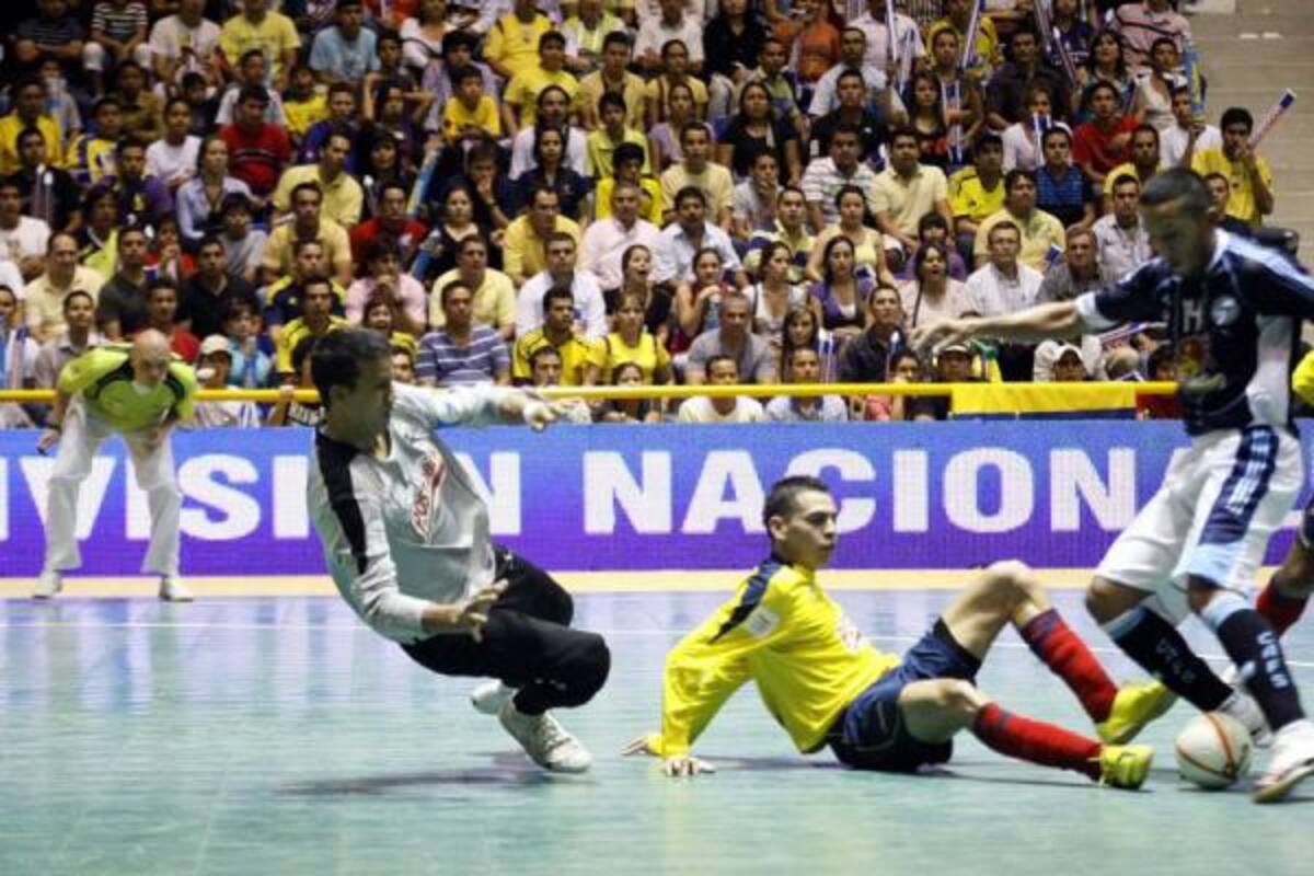 El portero Édgar Gualdrón en una de las cuotas santandereanas en la Selección Colombia. El técnico Cuervo todavía no decide si lo incluye de inicialista en la final.(Foto: César Flórez / VANGUARDIA LIBERAL)