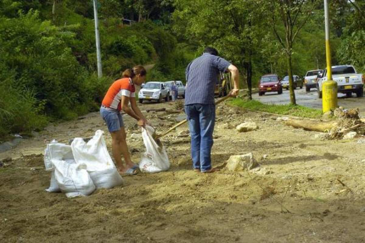 La calzada de la Transversal Oriental que está bloqueada por los deslizamientos de tierra debido a las fuertes lluvias.(Foto: César Flórez/VANGUARDIA LIBERAL)